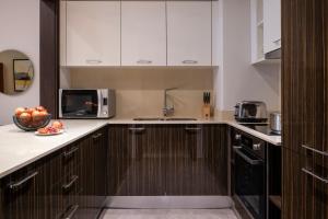 Cucina o angolo cottura di Marriott Executive Apartments Doha, Le Mirage City Walk