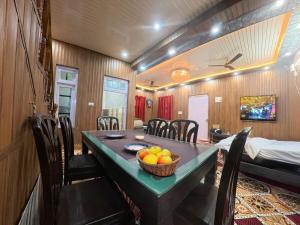 a room with a table with a bowl of fruit on it at Villa Royale in Kūd
