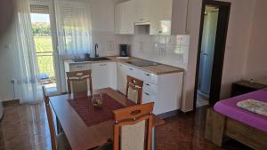 Kuchyň nebo kuchyňský kout v ubytování Apartman Mario