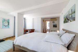 Łóżko lub łóżka w pokoju w obiekcie Villa Ocean Breeze
