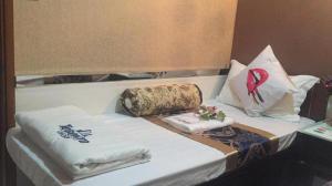 Un pat sau paturi într-o cameră la Simplex Guest House