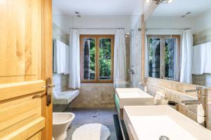 łazienka z dwiema umywalkami i wanną w obiekcie Villa Ocean Breeze w mieście Roquebrune-Cap-Martin
