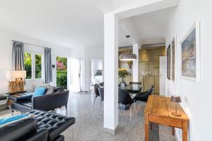 salon z kanapą i stołem w obiekcie Villa Ocean Breeze w mieście Roquebrune-Cap-Martin