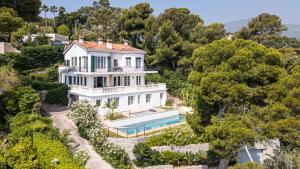 widok z powietrza na biały dom z basenem w obiekcie Villa Ocean Breeze w mieście Roquebrune-Cap-Martin