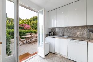 Kuchnia lub aneks kuchenny w obiekcie Villa Ocean Breeze