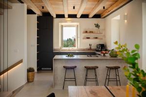 Кухня или мини-кухня в Kukutseli Country Living by Whitedream
