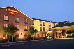 梅德福Hampton Inn Medford的带有阅读汉普顿旅馆标志的酒店
