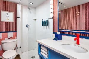 Ένα μπάνιο στο the Curtis Denver - A DoubleTree by Hilton Hotel