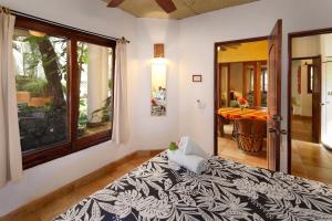 Ένα ή περισσότερα κρεβάτια σε δωμάτιο στο Villas del Rio 2BR2BA with dipping pool 1 block from beach New Listing