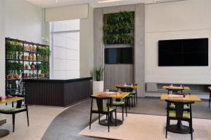 TV a/nebo společenská místnost v ubytování DoubleTree by Hilton Doha Old Town
