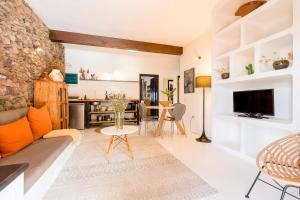 A television and/or entertainment centre at Finca Malvasia Rural Estate & Vineyard