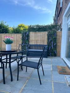 Patio nebo venkovní prostory v ubytování 3 Bedroom Home In Worthing Perfect For Long And Short Stays