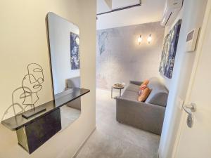 サン・ベネデット・デル・トロントにあるSuite Prati design a due passi dal centroのリビングルーム(鏡、ソファ付)