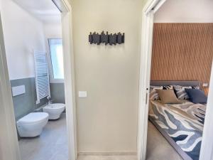 サン・ベネデット・デル・トロントにあるSuite Prati design a due passi dal centroのバスルーム(ベッド1台付)、トイレが備わります。 +30枚の写真