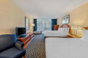 TV a/nebo společenská místnost v ubytování Clarion Hotel Anaheim Resort