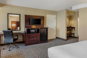 TV a/nebo společenská místnost v ubytování Clarion Hotel Anaheim Resort