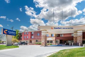 Una representación de una posada con patio y suites. en Comfort Inn & Suites Durango, en Durango
