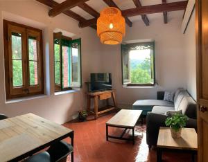 A television and/or entertainment centre at Bonavista - Els Apartaments del Bosc