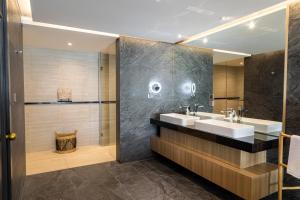 Koupelna v ubytování Mangkuluhur ARTOTEL SUITES