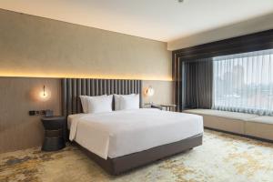 Postel nebo postele na pokoji v ubytování Mangkuluhur ARTOTEL SUITES