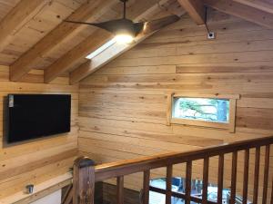 Televízia a/alebo spoločenská miestnosť v ubytovaní La cabana - Els Apartaments del bosc