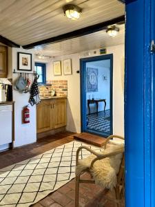 Billede fra billedgalleriet på Beachfront escape with eclectic dog-lover charm i Smygehamn