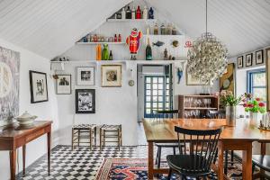Billede fra billedgalleriet på Beachfront escape with eclectic dog-lover charm i Smygehamn