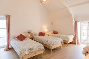 CampbonにあるLa Belle Impasseのベッドが3つと窓のある部屋