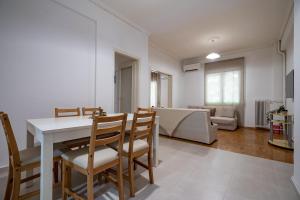 Χώρος καθιστικού στο Phoebe 3BR apartment in Neos Kosmos by ΜΡS +45 φωτογραφίες