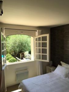 En eller flere senge i et værelse på Villa 12 couchages avec piscine + 28 billeder