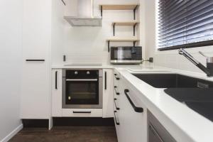 Η κουζίνα ή μικρή κουζίνα στο Chic in the City - luxury 2 BR apartment in CBD