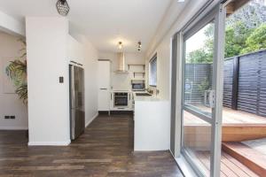Η κουζίνα ή μικρή κουζίνα στο Chic in the City - luxury 2 BR apartment in CBD