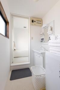 福冈Fieldnever Apartment STAY - Maisonette Family room的带水槽和镜子的浴室