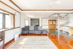 Fieldnever Apartment STAY - Maisonette Family room的休息区