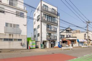 福冈Fieldnever Apartment STAY - Maisonette Family room的街角的一栋公寓楼