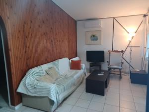 Televisyen dan/atau pusat hiburan di Zeusplace Staliki cottage house