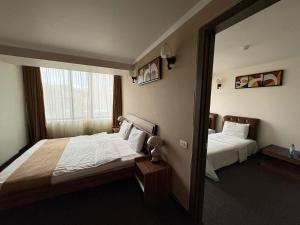 Postel nebo postele na pokoji v ubytování N Nirvana Hotel Yerevan