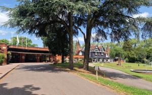 una carretera frente a un edificio con un árbol en Royal Court Hotel & Spa Coventry, en Coventry
