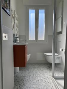 une salle de bain avec une baignoire, un lavabo et des toilettes dans l'établissement Dimora Azzurra, à Santa Marinella 20 autres photos