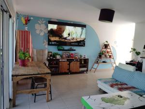 TV a/nebo společenská místnost v ubytování La chambre Ganesh