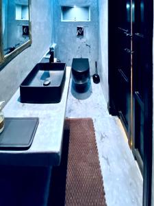 Katil atau katil-katil dalam bilik di Modern - Moroccan 2BR with Panoramic Pool View +14 gambar