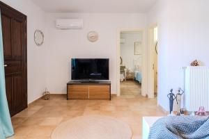 TV a/nebo společenská místnost v ubytování Manoir Dennise Villa