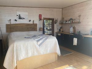 Ένα ή περισσότερα κρεβάτια σε δωμάτιο στο Huvila ja Sauna saaressa