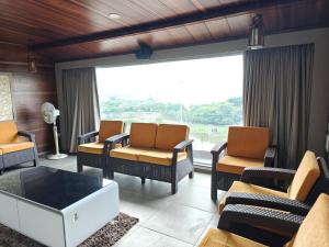 Posezení v ubytování Siddharth Lake View Penthouse