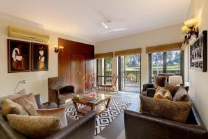 Posezení v ubytování 4 Lake View Manesar Golf Villa