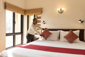 Postel nebo postele na pokoji v ubytování 4 Lake View Manesar Golf Villa