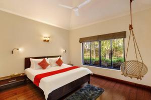 Postel nebo postele na pokoji v ubytování 4 Lake View Manesar Golf Villa