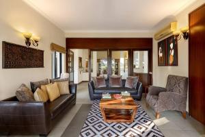 Posezení v ubytování 4 Lake View Manesar Golf Villa