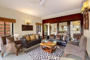 Posezení v ubytování 4 Lake View Manesar Golf Villa