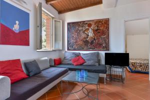 Una sala de estar con un sofá y un televisor. en Appartamento Capo d'Arco Margherita, en Capo D'Arco